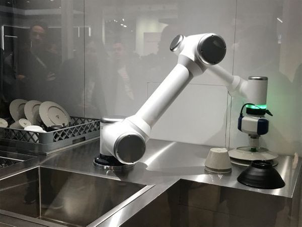 LG전자 전시부스 내 클로이테이블 존에 마련된 설거지 클로이 로봇.ⓒ데일리안 이홍석기자