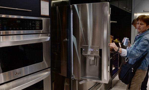 8일(현지시간) 미국 라스베이거스에서 열리고 있는 세계 최대 전자·IT 전시회 ‘CES 2020’에서 LG전자 부스를 찾은 관람객이 지름 약 5센치미터의 구형(球形) 얼음을 만들 수 있는 'LG 인스타뷰 크래프트아이스' 냉장고를 살펴보고 있다.ⒸLG전자
