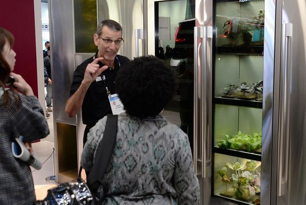 LG전자 현지 직원이 8일(현지시간) 미국 라스베이거스에서 열리고 있는 세계 최대 전자·IT 전시회 ‘CES 2020’에서 관람객들에게 ‘프리미엄 식물재배기’를 설명하고 있다.ⒸLG전자