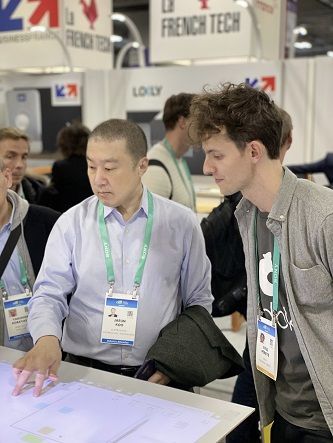 구자은 LS 미래혁신단장(왼쪽)이 7일(현지시간) 미국 라스베이거스에서 개최된 세계 최대 전자·IT 전시회 ‘CES 2020’을 찾아 프랑스 스타트업 ‘Adok’의 디지털터치스크린 기술을 체험하고 있다.ⒸLS그룹
