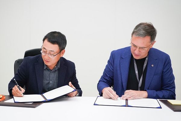 유영상 SK텔레콤 MNO사업부장이 7일(현지시간) 미국 라스베이거스 ‘CES 2020’ 현장에서 다니엘 키르헤르트 바이톤 CEO와 차세대 전기차 한국 출시를 위한 포괄적인 협력을 골자로 업무협약을 체결하고 있다.ⓒSK텔레콤