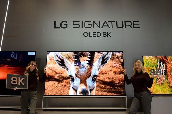 LG전자 모델들이 인공지능 프로세서 ‘알파9 3세대(α9 Gen3)’를 탑재한 88형 ‘LG 시그니처 올레드 8K’ 신제품을 소개하고 있다.ⒸLG전자