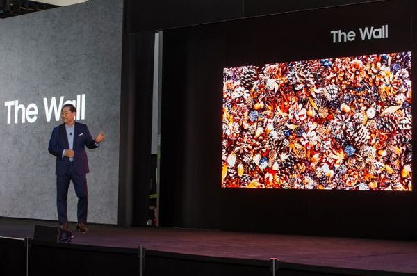 한종희 삼성전자 영상디스플레이(VD)사업부장(사장)이 5일(현지시간) 미국 라스베이거스 시저스팰리스호텔에서 개최한 ‘삼성 퍼스트 룩 2020(Samsung First Look 2020)’ 행사에서 150형 마이크로LED '더 월(The Wall)'을 소개하고 있다.ⓒ삼성전자