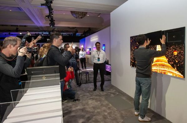 삼성전자 관계자들이 5일(현지시간) 미국 라스베이거스 시저스팰리스호텔에서 개최한 ‘삼성 퍼스트 룩 2020(Samsung First Look 2020)’ 행사에 참가한 글로벌 미디어 관계자들에게 마이크로LED 모듈러를 탈부착하는 모습을 소개하고 있다.ⓒ삼성전자