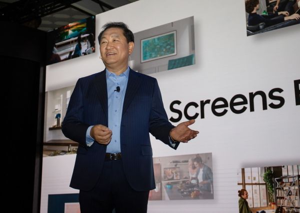 한종희 삼성전자 영상디스플레이(VD)사업부장(사장)이 5일(현지시간) 미국 라스베이거스 시저스팰리스호텔에서 개최한 ‘삼성 퍼스트 룩 2020(Samsung First Look 2020)’ 행사에서 발표하고 있다.ⓒ삼성전자