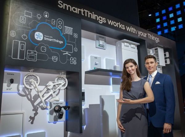 삼성전자 모델들이 7일(현지시간)부터 10일까지 미국 라스베이거스에서 열리는 세계 최대 전자 전시회 'CES 2020'에서 다양한 사물인터넷(IoT) 허브 기기를 삼성전자 스마트싱스(SmartThings)로 연동하는 모습을 소개하고 있다.ⓒ삼성전자