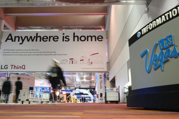 LG전자는 7일(현지시간)부터 10일까지 미국 라스베이거스에서 열리는 세계 최대 전자 전시회 'CES 2020'를 앞두고 라스베이거스 컨벤션센터(LVCC)에 설치한 LG 씽큐 광고판을 설치했다.ⓒLG전자