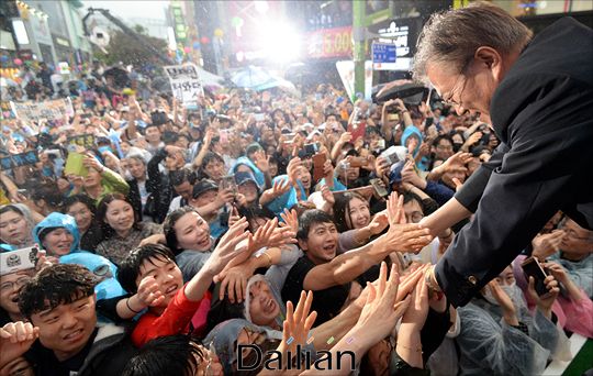 문재인 더불어민주당 대선 후보가 지난 2017년 5월 5일 오후 부산 중구 광복중앙로에서 가진 유세에서 부산시민들과 인사를 나누고 있다.ⓒ데일리안