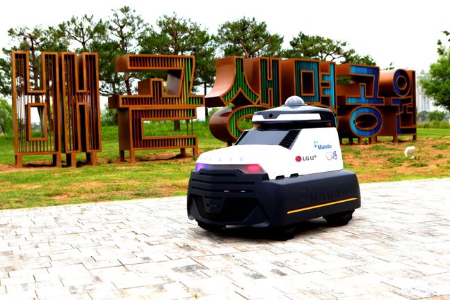 만도의 실외 자율주행 로봇 ‘골리’가 경기도 시흥 배곧생명공원에서 순찰중인 모습.ⓒLG유플러스