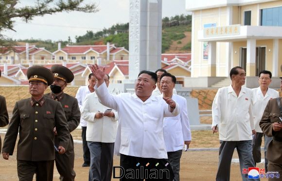 북한 김정은 국무위원장이 태풍 피해 복구를 끝낸 황해북도 금천군 강북리를 방문했다고 조선중앙통신이 15일 보도했다. ⓒ조선중앙통신