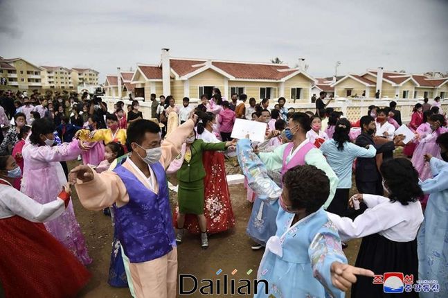 한복을 갖춰 입은 황해북도 금천군 강북협동조합 인민반 주민들이 '새집들이 행사'에서 춤을 추고 있다. ⓒ조선중앙통신