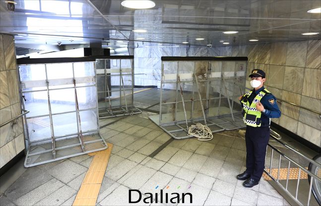 지난 3일 오후 서울 지하철 5호선 광화문역 출입구가 통제되고 있는 모습(자료사진). ⓒ데일리안 홍금표 기자