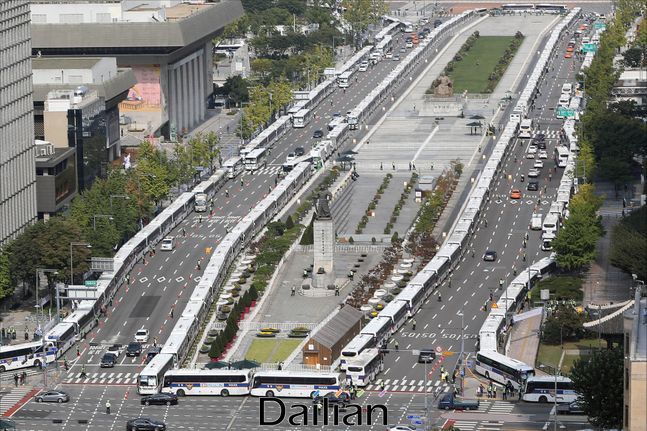 지난 3일 오전 서울 광화문 세종대로에 경찰들이 차벽을 설치해 통행을 차단하고 있는 모습(자료사진). ⓒ데일리안 홍금표 기자