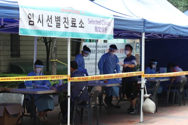 지난 8월 14일 오전 서울 중구 동대문시장 통일상가 앞 공원에 마련된 임시선별진료소에서 상인들이 검사를 받고 있다.(자료사진)ⓒ데일리안 류영주 기자