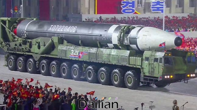 10일 북한 노동당 창건 75주년 기념 열병식에 등장한 신형대륙간탄도미사일(ICBM) 추정미사일 ⓒ조선중앙TV 갈무리