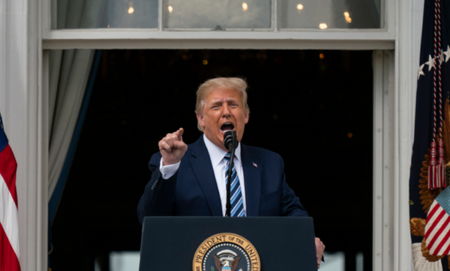 도널드 트럼프 미국 대통령이 10일(현지시간) 백악관 발코니에서 '법과 질서'를 주제로 지지자들을 대상으로 연설하고 있다. ⓒAP·뉴시스