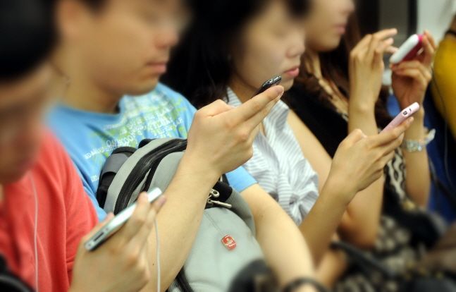 시민들이 지하철 안에서 스마트폰을 사용하고 있다.(자료사진)ⓒ뉴시스
