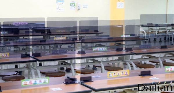 투명 가림판이 설치된 학교 급식실.ⓒ데일리안 류영주 기자