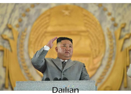 김정은 북한 국무위원장이 10일 평양 김일성광장에서 열린 열병식에 참석해 손을 들어올려 인사하는 모습. ⓒ노동신문