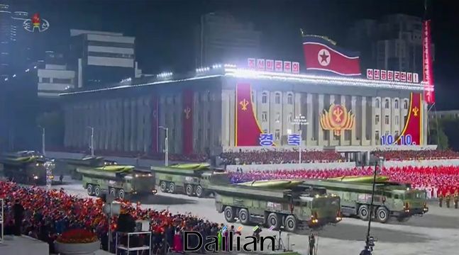 10일 평양 김일성광장에서 열린 노동당 창건 75주년 경축 열병식에 등장한 북한판 이스칸데르(KN-23). ⓒ조선중앙TV 갈무리