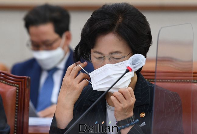 추미애 법무부장관이 12일 국회에서 열린 법제사법위원회의 법무부 등에 대한 국정감사에서 마스크를 고쳐쓰고 있다. ⓒ데일리안 박항구 기자
