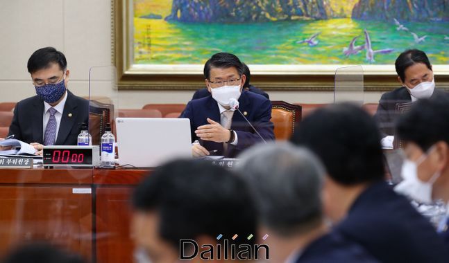 은성수 금융위원장이 12일 국회에서 열린 정무위원회 국정감사에서 의원들의 질문에 답변하고 있다.ⓒ데일리안 박항구 기자