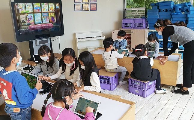 서울 답십리에 위치한 그림유치원에서 유치원생들이 ‘U+아이들생생도서관’을 활용한 수업에 참여하고 있다. ⓒ LGU+