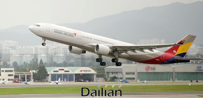 김포공항에서 아시아나 항공기가 이륙하고 있다. ⓒ뉴시스