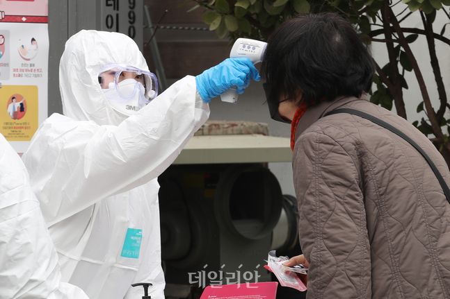 서울의 한 선별진료소에서 의료진이 시민들의 체온을 측정하고 있다(자료사진). ⓒ데일리안 류영주 기자