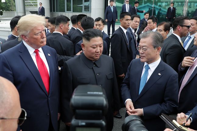 문재인 대통령과 김정은 북한 국무위원장, 도널드 트럼프 미국 대통령이 2019년 6월 30일 판문점 공동경비구역(JSA) 자유의 집 앞에서 대화하고 있다. ⓒ청와대