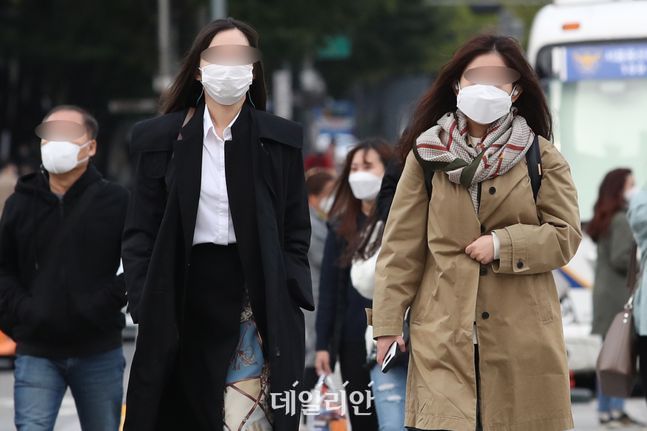 서울 광화문네거리에 시민들이 출근을 하고 있는 모습(자료사진). ⓒ데일리안 류영주 기자