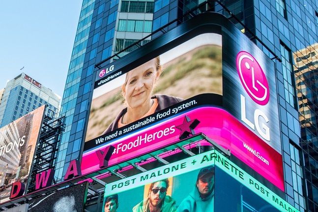 미국 뉴욕 맨해튼 타임스스퀘어의 전광판에서 방영되는 LG전자의 기아 캠페인 홍보영상. ⓒ LG전자