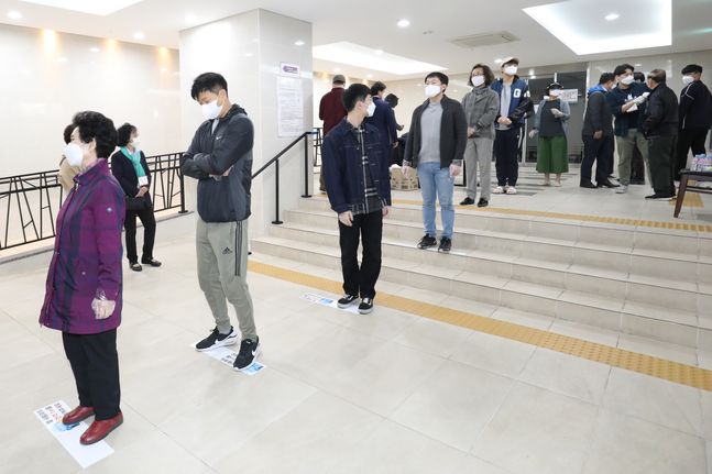 지난 4월 15일 제21대 국회의원 선거일 당시 서울 종로구 교남동 제3투표소에서 유권자들이 투표를 위해 줄을 서고 있다. ⓒ데일리안 류영주 기자