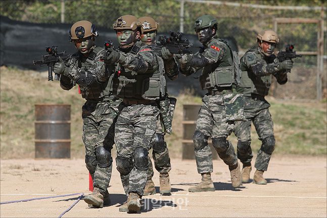 인천 옹진군 연평도에서 해병대 병사들이 훈련을 하고 있다. ⓒ데일리안 홍금표 기자