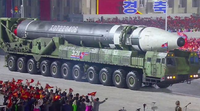 북한 노동당 창건 75주년 기념 열병식에 등장한 신형 대륙간탄도미사일(ICBM) 추정 미사일. ⓒ조선중앙TV 갈무리