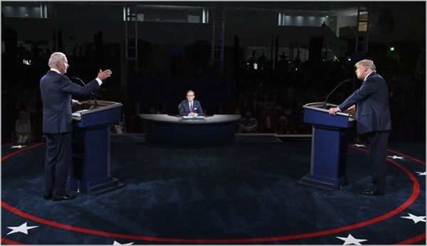 도널드 트럼프 미국 대통령(오른쪽)과 조 바이든 민주당 대선 후보가 지난달 29일 미 오하이오주 클리블랜드 케이스 리저브 웨스턴 대학에서 열린 제1차 TV 토론에 참석하고 있다. ⓒAP/뉴시스