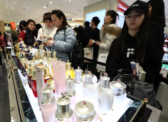중국인 관광객들이 서울 용산구 신라아이파크면세점을 찾아 쇼핑을 하고 있다.ⓒ데일리안
