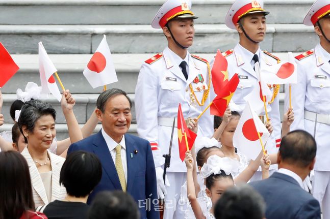 19일 베트남을 찾은 스가 요시히데 일본 총리가 현지에서 환영받고 있는 모습. ⓒAP/뉴시스