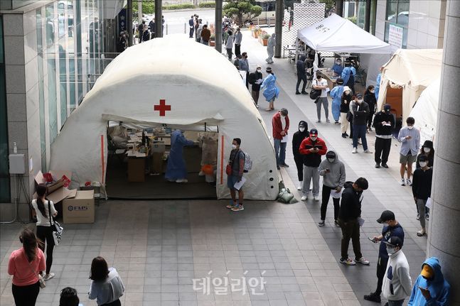 코로나19 진단검사를 위한 방문자들로 서울의 한 선별진료소가 인산인해를 이루고 있는 모습(자료사진). ⓒ데일리안 홍금표 기자