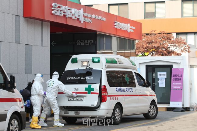 서울 중국 국립중앙의료원 응급의료센터 앞에서 방호복을 착용한 의료진이 코로나19 의심환자를 안내하고 있는 모습(자료사진). ⓒ데일리안 홍금표 기자