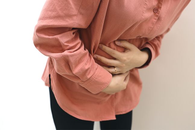 월경의 기간이 증가하면서 월경통의 고통을 호소하는 여성도 적지 않은데, 심한 월경통이 지속될 경우 '자궁내막증'을 의심해볼 수 있다. ⓒ고려대 안산병원