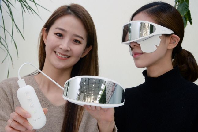 LG전자 모델들이 새롭게 선보인 눈가 전용 뷰티기기 'LG 프라엘 아이케어(모델명-EWN1)'를 소개하고 있다.ⓒLG전자