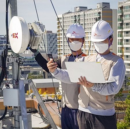 SK텔레콤 엔지니어들이 5G 무선 프론트홀 장비를 구축하고 있다. ⓒ SKT