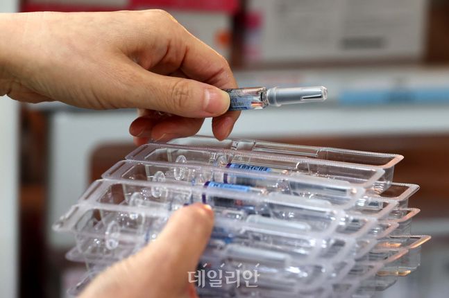 서울 송파구의 한 소아과에서 간호사가 독감 백신을 꺼내고 있다(자료사진). ⓒ데일리안 류영주 기자