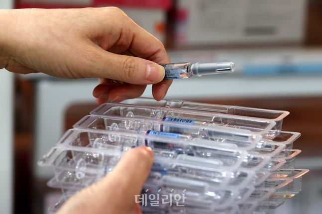 서울의 한 소아과에서 간호사가 독감 백신을 꺼내고 있다(자료사진). ⓒ데일리안 류영주 기자
