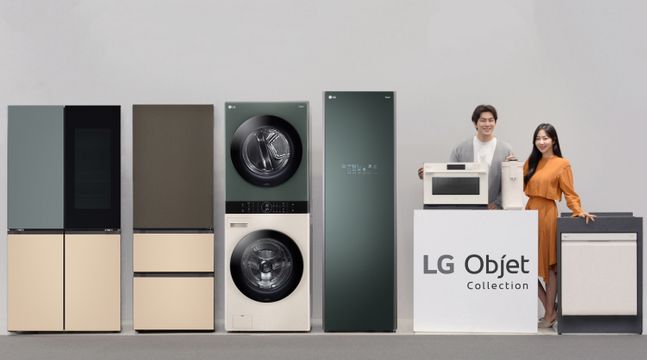 LG전자 모델들이 22일 출시된 'LG 오브제컬렉션' 제품들을 소개하고 있다. 왼쪽부터 LG 오브제컬렉션 상냉장 하냉동 냉장고, 김치 냉장고, 워시타워, 스타일러, 광파오븐, 정수기, 식기세척기.ⓒLG전자