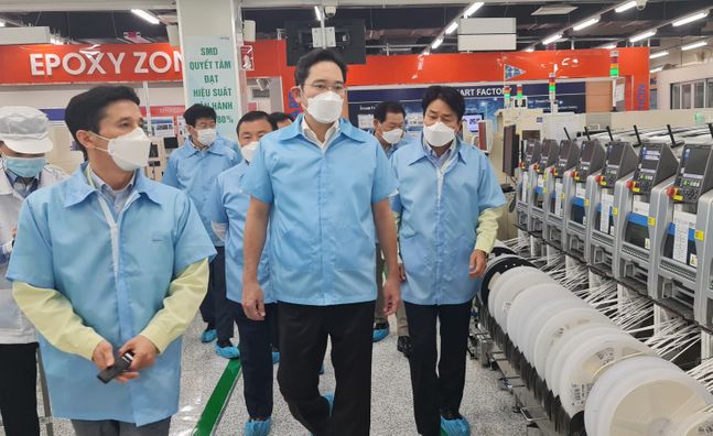 이재용 부회장이 지난 20~21일 베트남 하노이 인근에 위치한 삼성 복합단지를 찾아 스마트폰 생산공장 등을 점검하는 모습ⓒ삼성전자