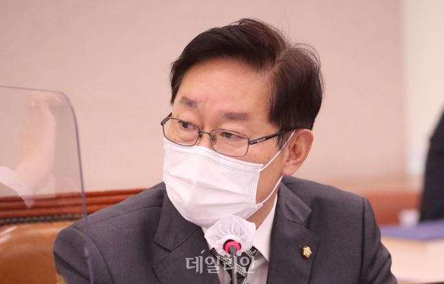 박범계 더불어민주당 의원이 22일 서울 여의도 국회에서 열린 국회 법제사법위원회의 대검찰청에 대한 국정감사에서 발언하고 있다.ⓒ뉴시스