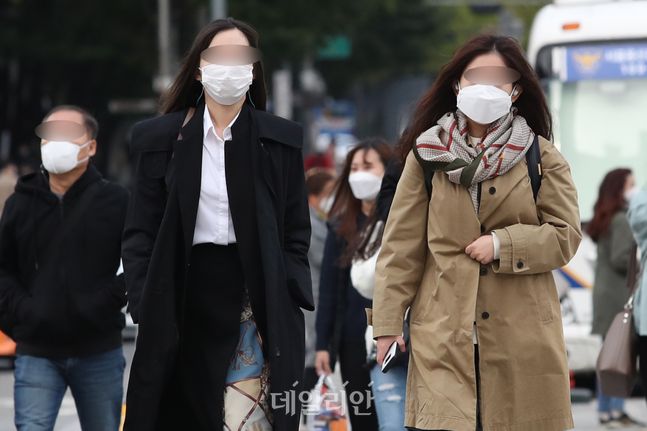 아침기온이 10도 이하로 떨어지며 올가을 들어 가장 쌀쌀한 날씨를 보인 지난 15일 오전 서울 광화문네거리에 시민들이 출근을 하고 있다.ⓒ데일리안 류영주 기자