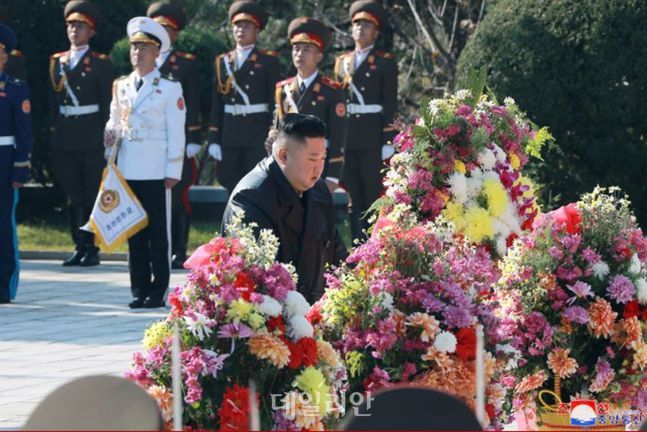 김정은 북한 국무위원장이 중국의 6·25전쟁 참전 70주년을 맞아 21일 우의탑에 꽃바구니를 보냈다고 조선중앙통신이 22일 보도했다. ⓒ조선중앙통신